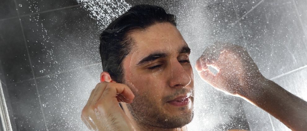 Homem tomando banho.